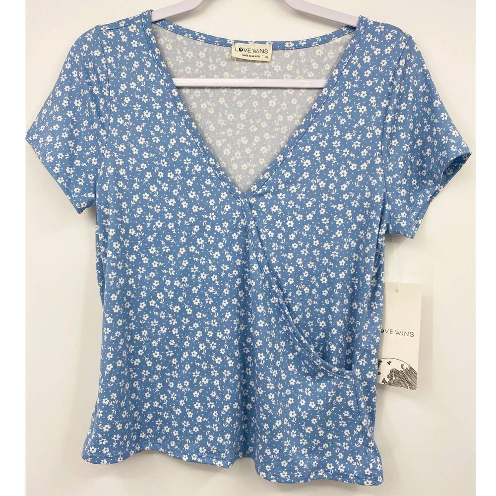 Love Wins Juniors Light Blue Floral Short Sleeve Shirt NEW XL Womens Spring